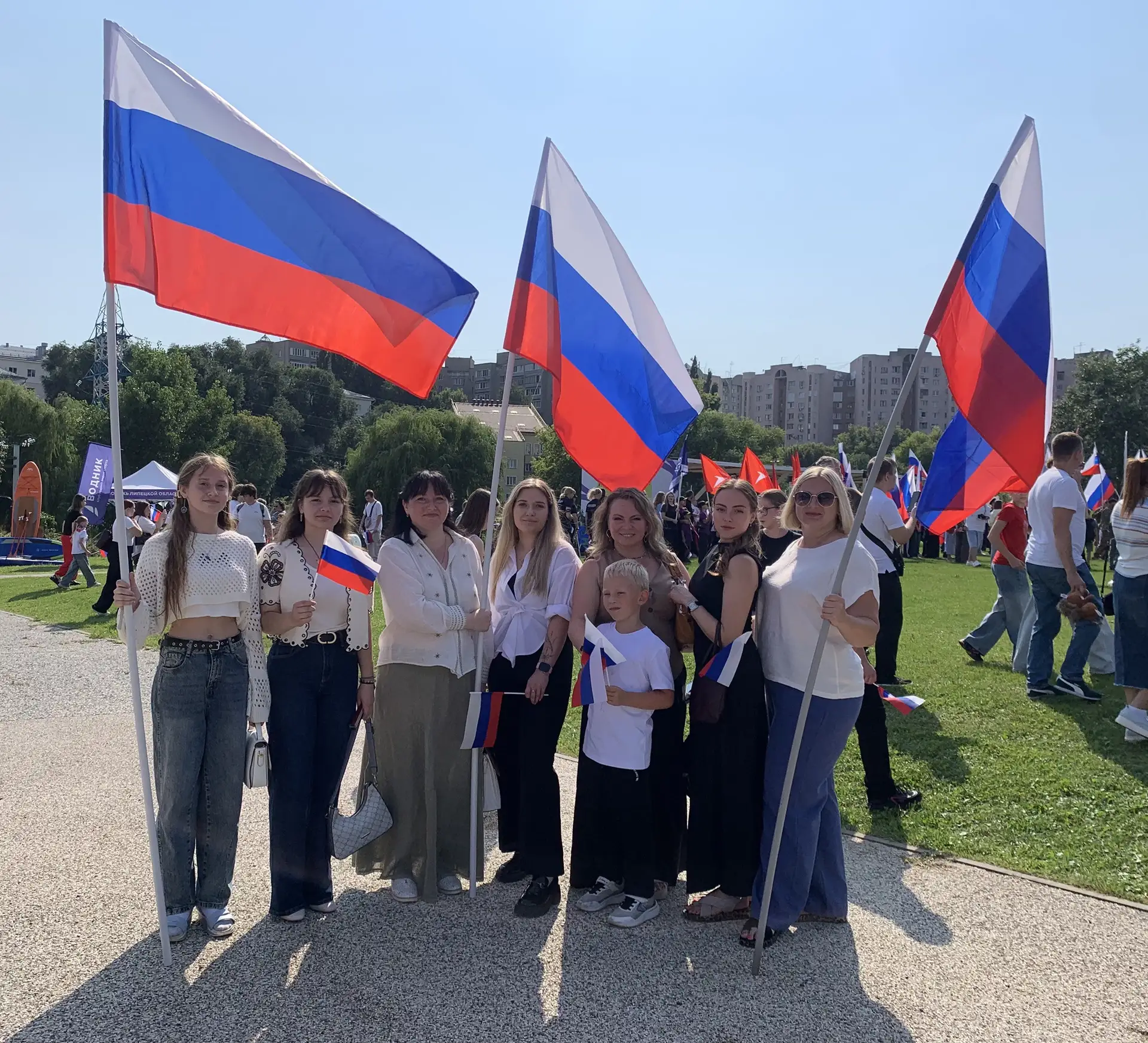 🤍Сотрудники Росреестра в Липецке провели яркие патриотические акции ко Дню государстве...