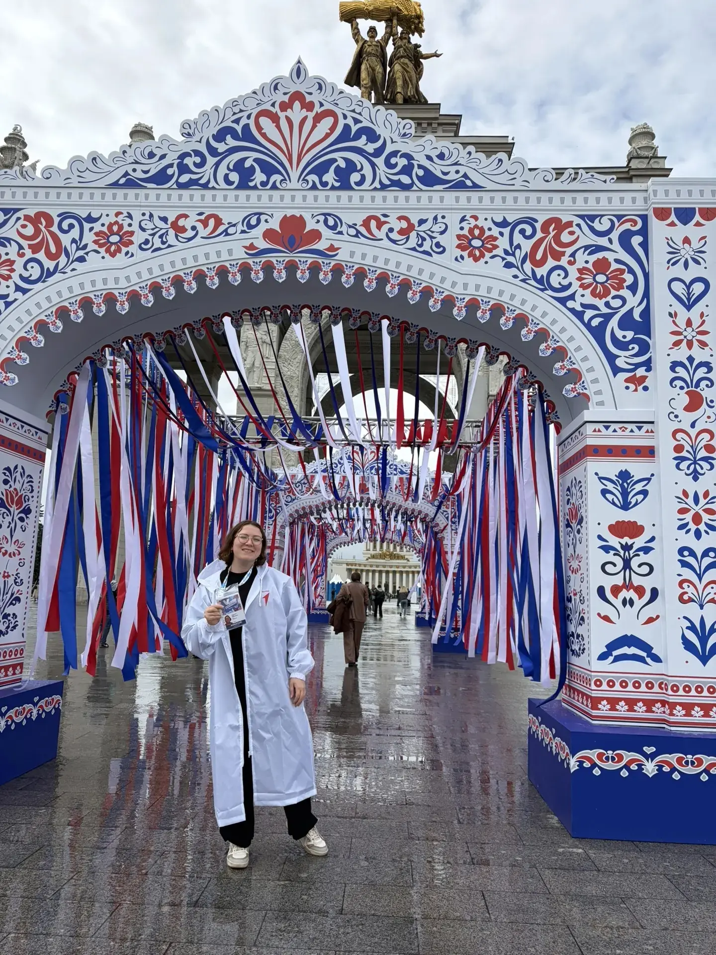 Наш учитель — вожатый на главном фестивале страны. Анна Алексеевна помогает в организац...