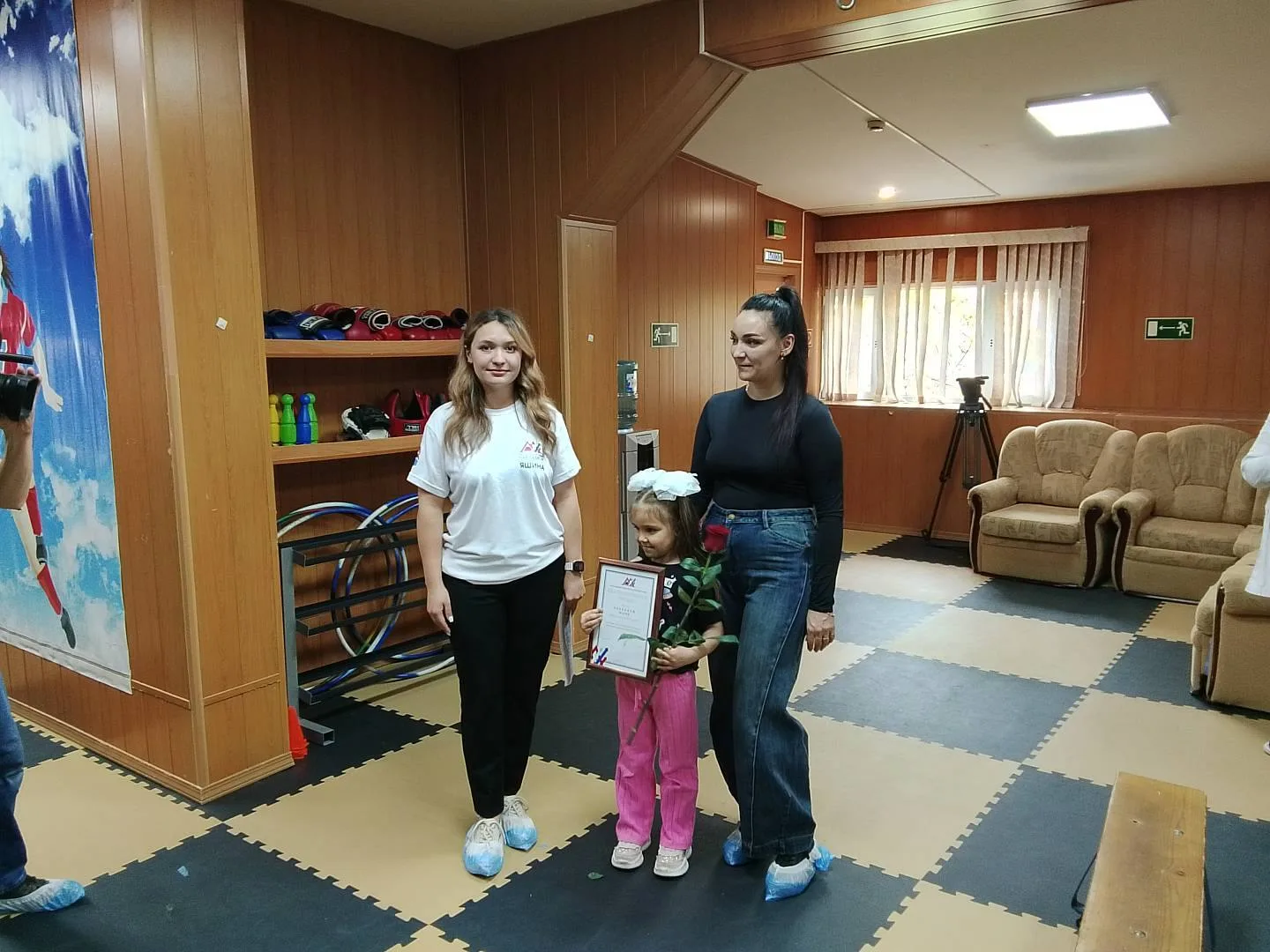 Представление с дрессированными собаками организовали для ребят из Центра «Семья» депут...