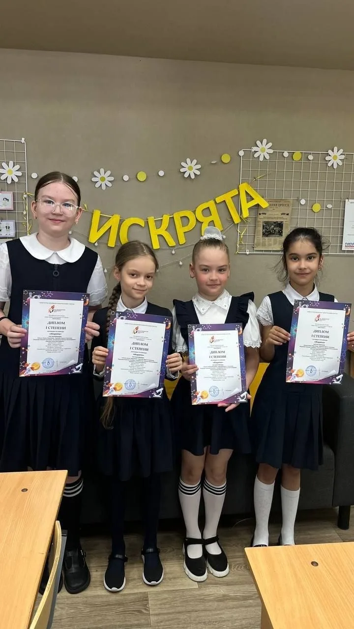 Команда девочек «Искрята» 2Б класса в составе Гайсиной Амины, Пироговой Карины, Романов...