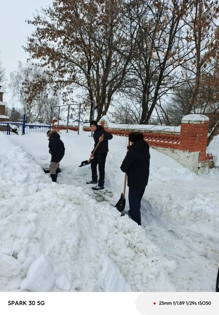Учащиеся и педагоги школы  в течение всего года следят за состоянием памятника погибшим...