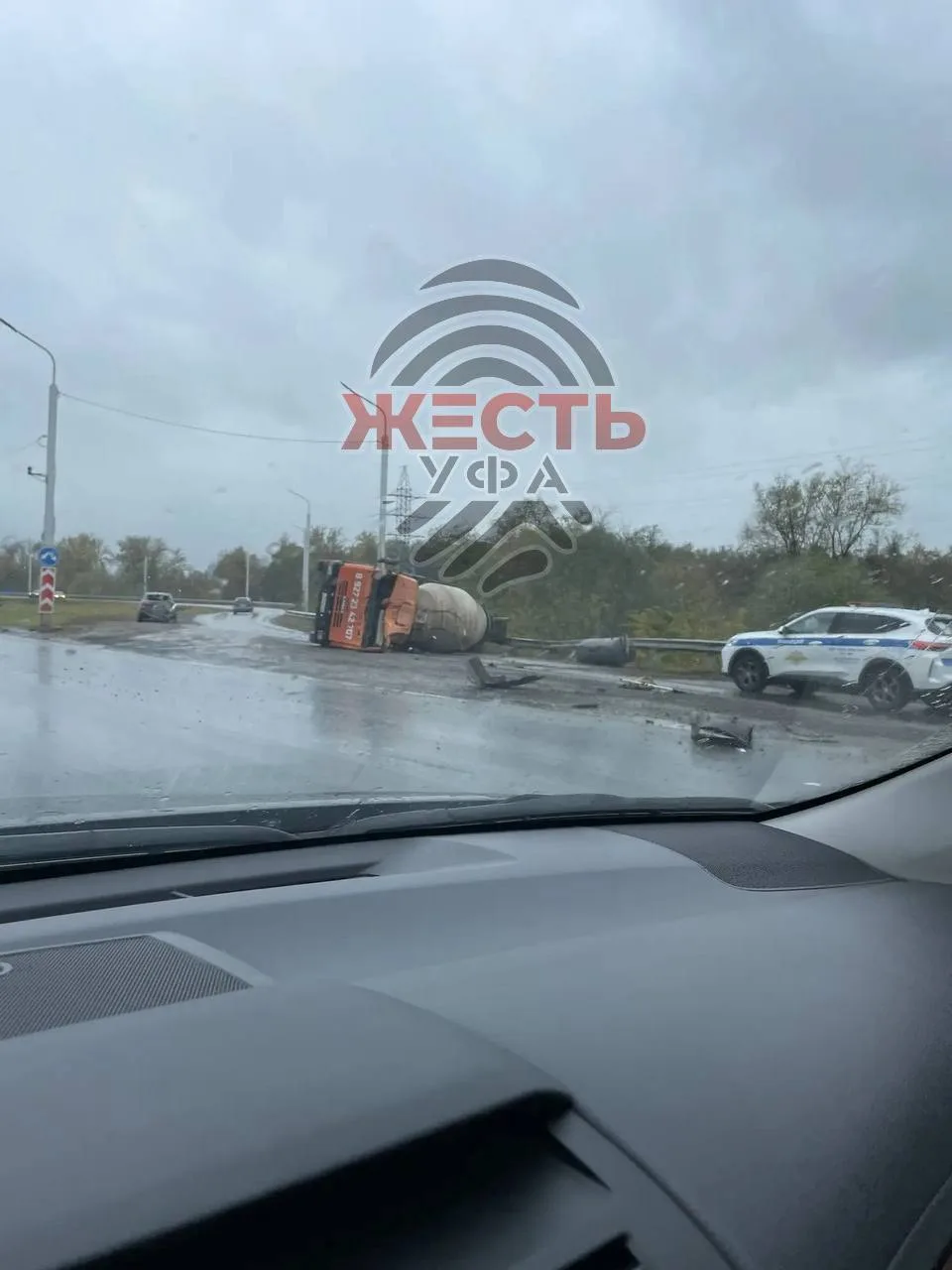 В Уфе на въезде в Яркий перевернулся грузовик