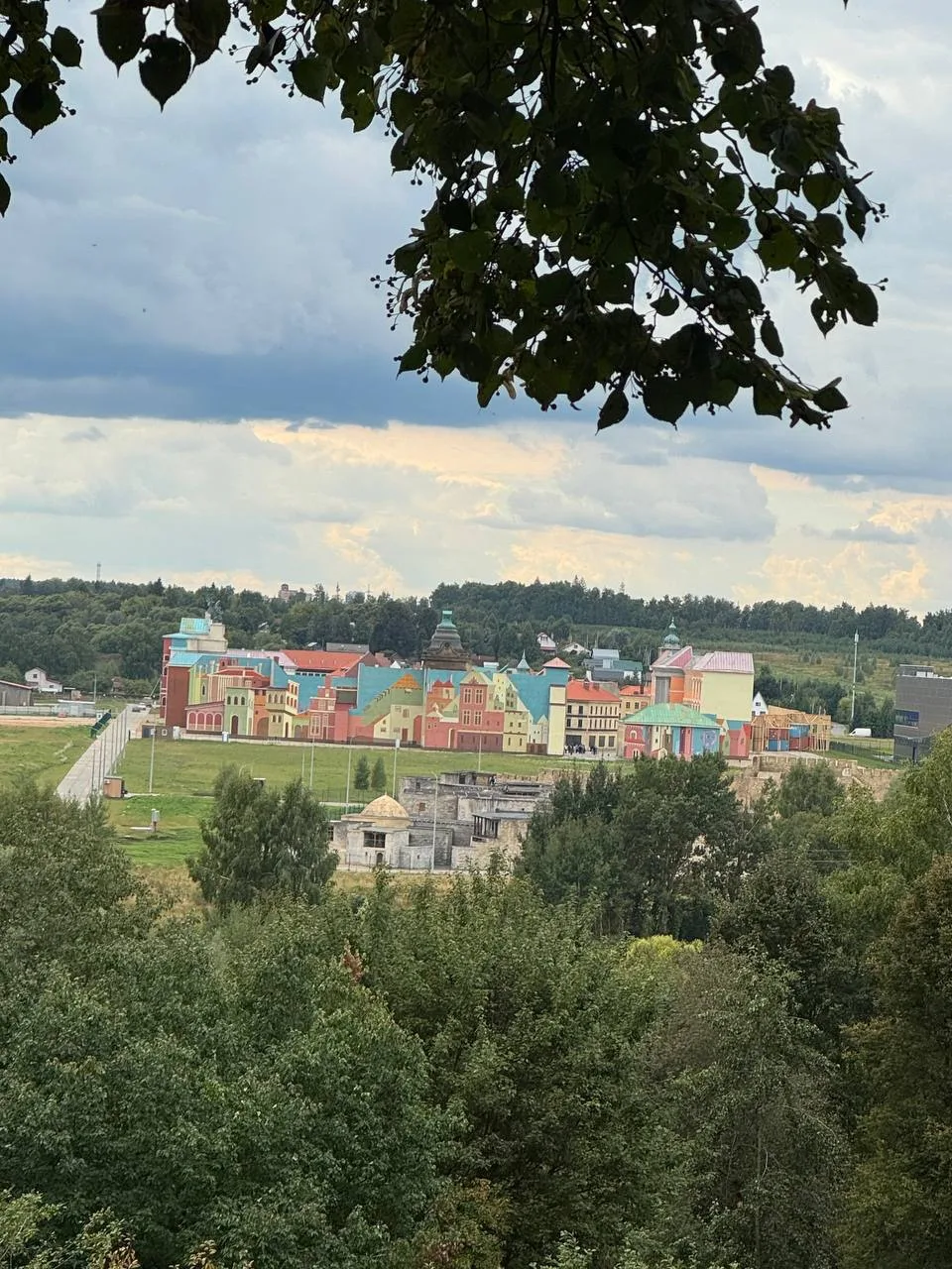Киногород на Калужском шоссе. В верхнем городке снимали «Буратино», в нижнем - «Трудно ...