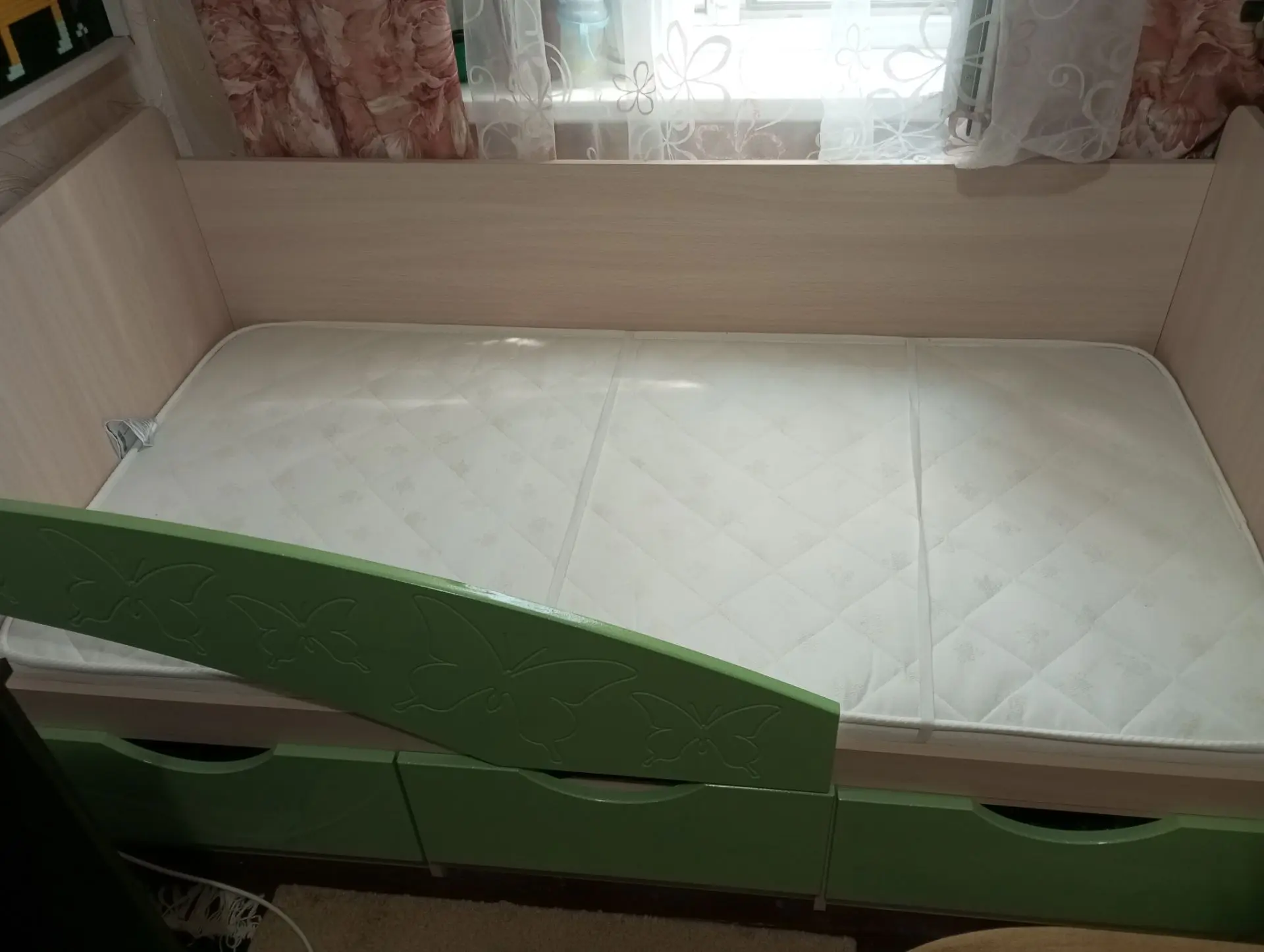 Продам детскую кровать 80/160 с выдвижными ящиками в отличном состоянии цена 5т.р.  тел.  +7964 9282