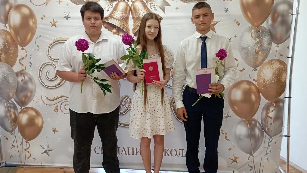 Поздравляем выпускников нашей школы с получением аттестатов об основном общем образовании! Успеха! В