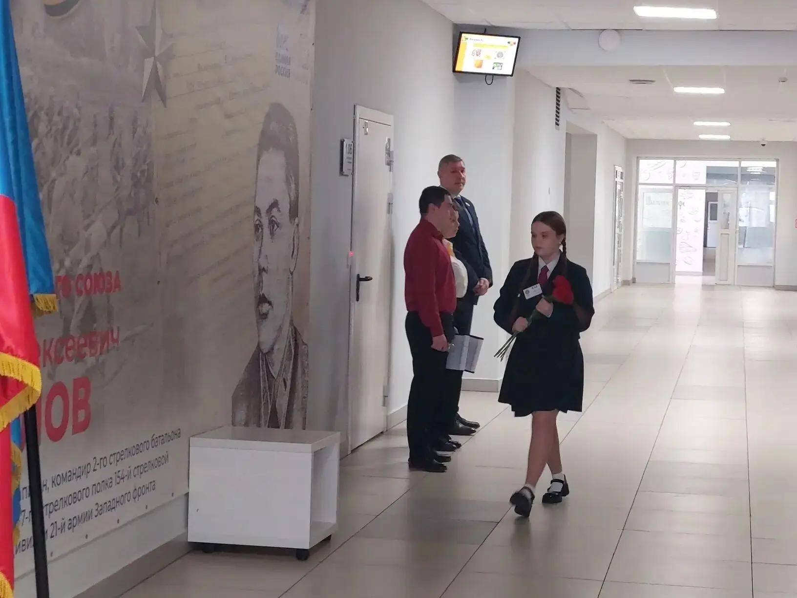🇷🇺 Учебная неделя в лицее началась с торжественной линейки, посвящённой 81-й годовщине Победы в Вели