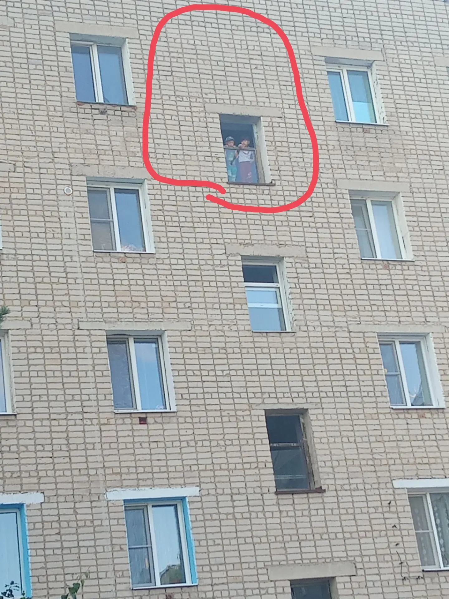Можете пожалуйста выложить анонимно скажите своим детям чтобы не вставали на подоконник...
