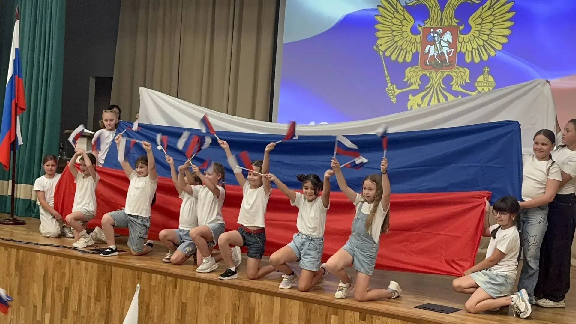 🇷🇺День России!🇷🇺
 🇷🇺11 июня в нашем любимом школьном лагере "Ромашка" царила атмосфера настоящ