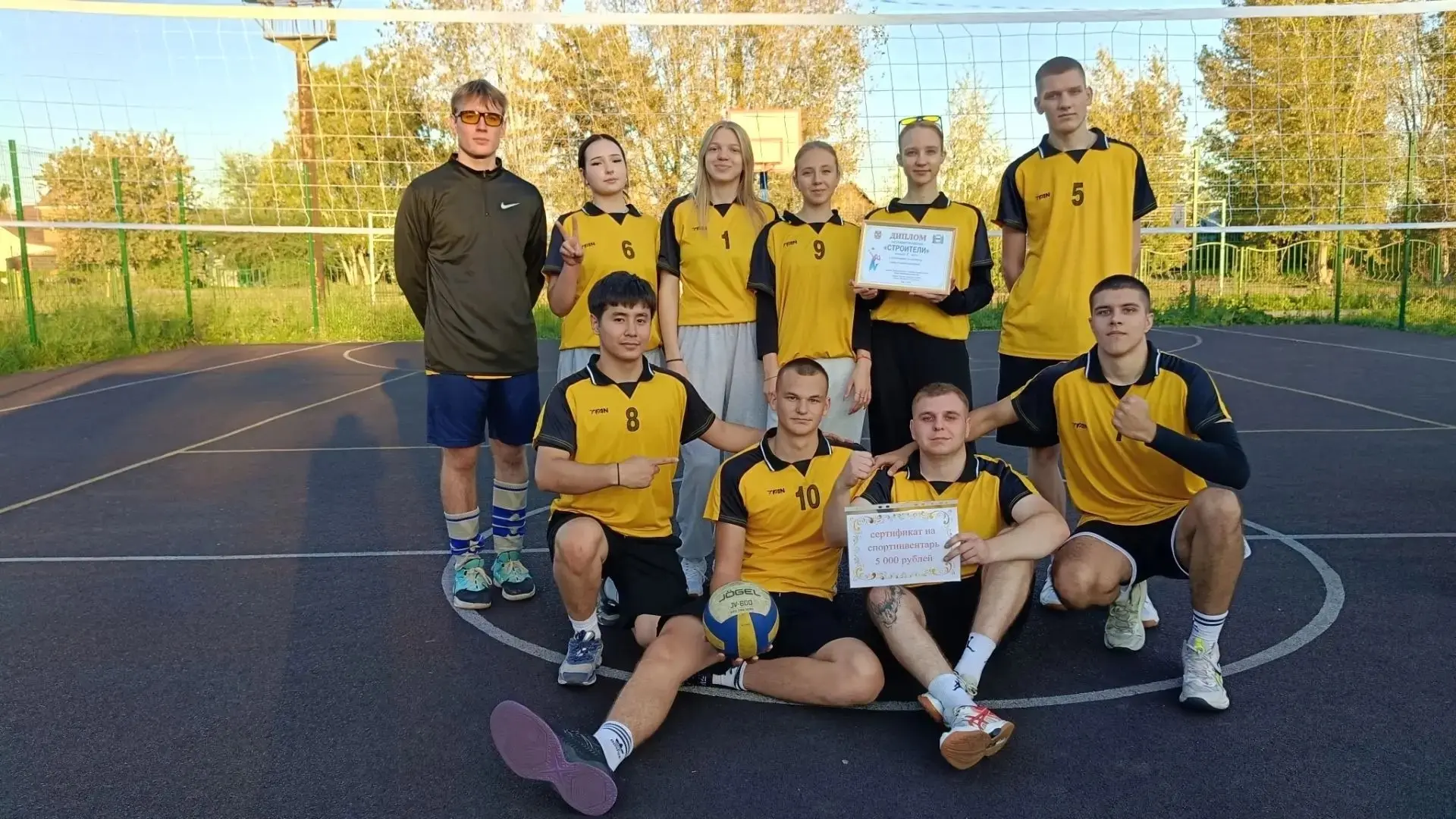 🏐 29 сентября на стадионе «Взлёт» прошли соревнования по волейболу среди студентов кол...