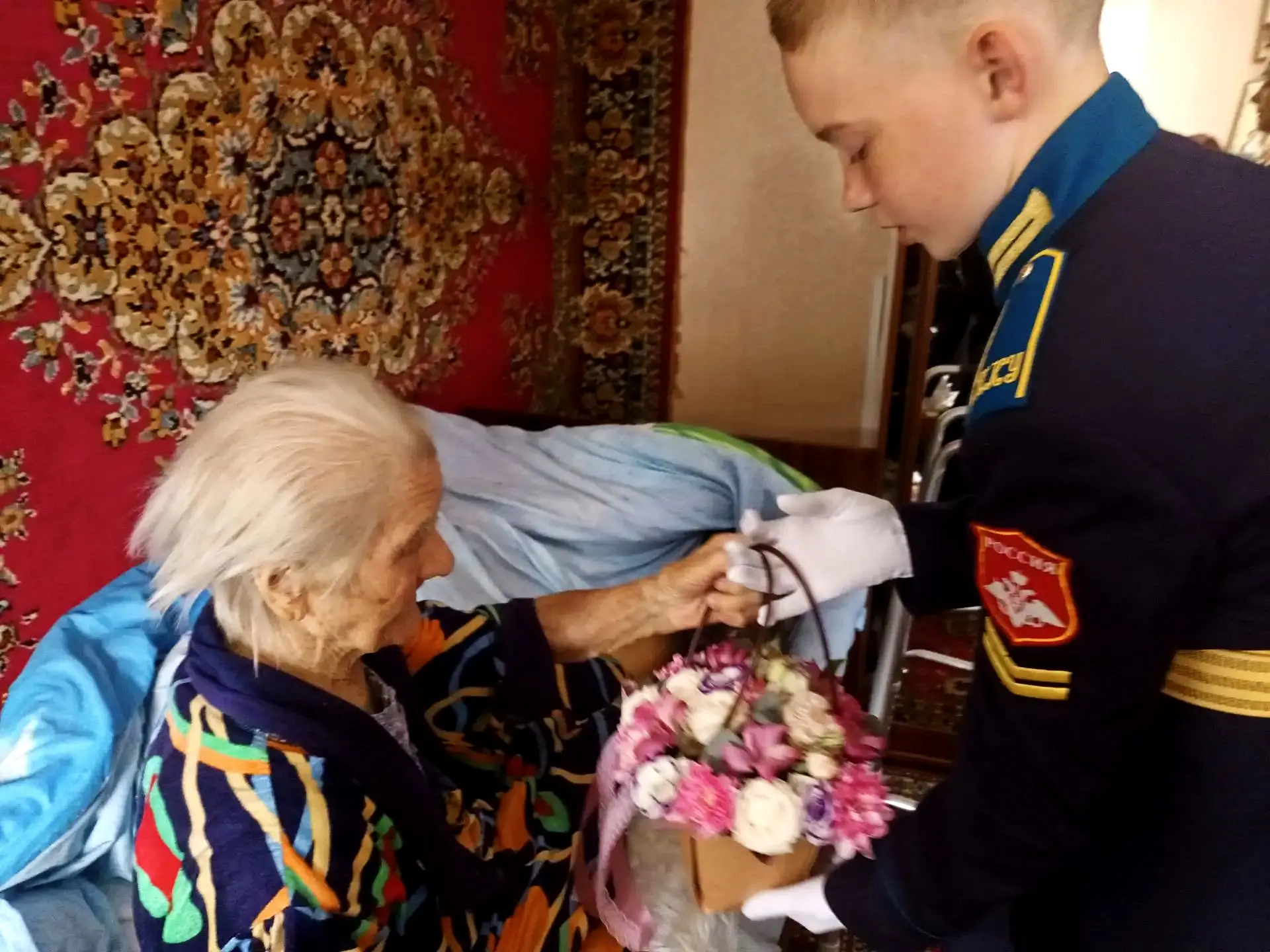 Урок доблести и заботы: кадеты 45 учебного взвода поздравили ветерана с Днём пожилого ч...