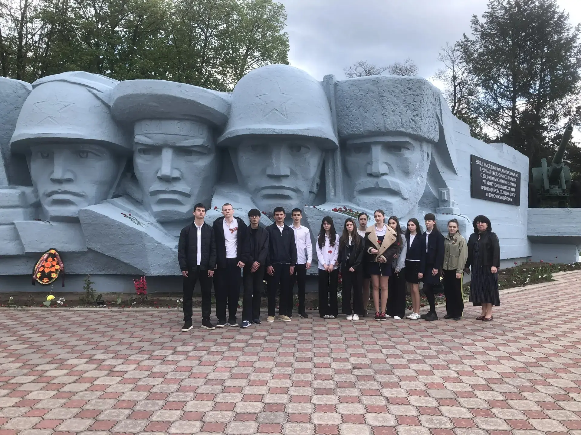 Михаил Исаковский. Куда б ни шёл, ни ехал ты...  Куда б ни шёл, ни ехал ты, Но здесь остановись, Мог