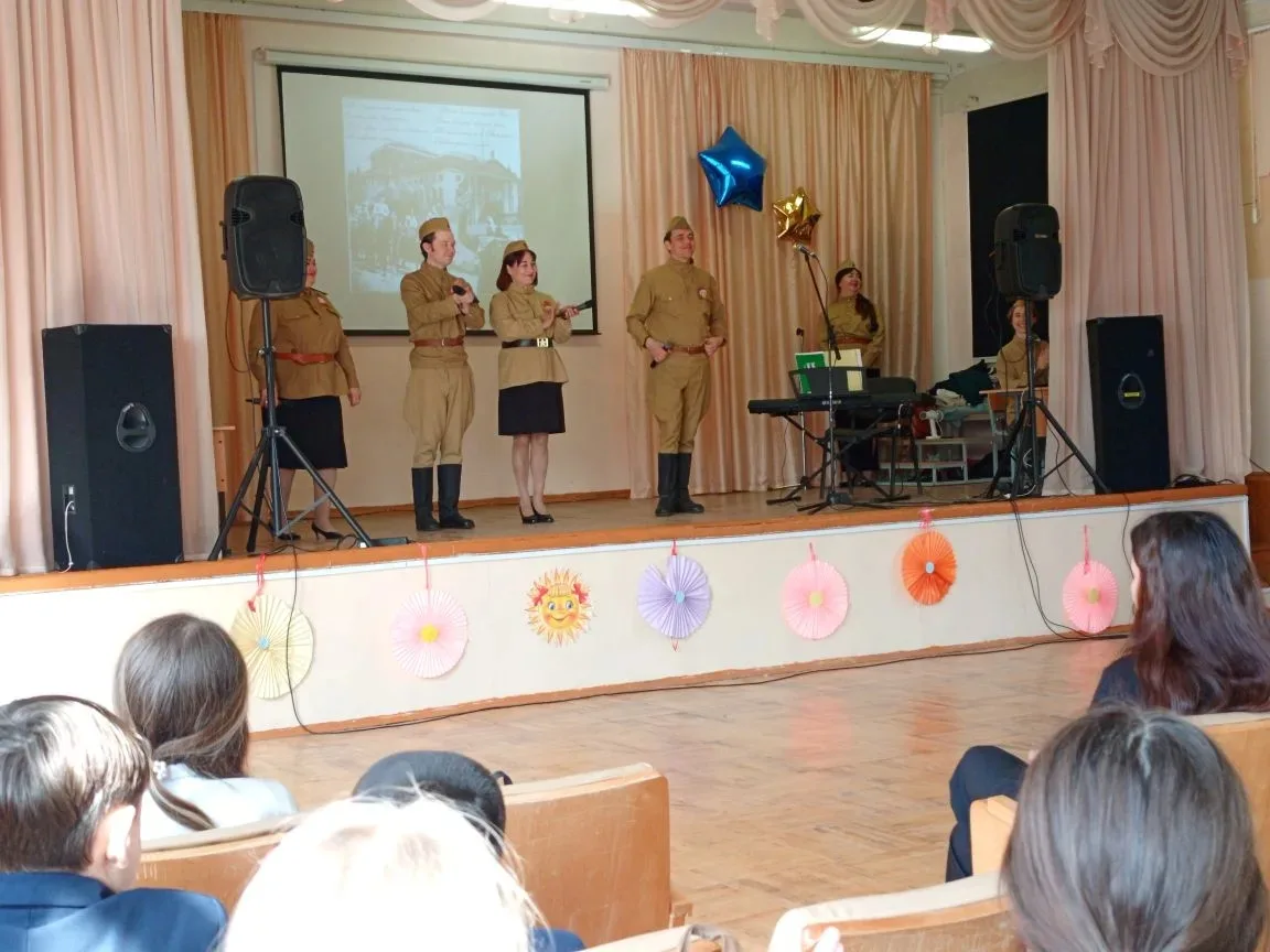 🎼🪗В преддверии 9 мая в нашей школе звучали песни Победы!  30 апреля для учеников и педагогов МАОУ Шк