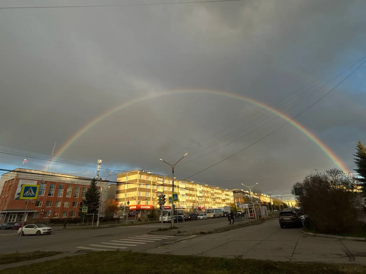 Октябрь решил немного удивить 🌈