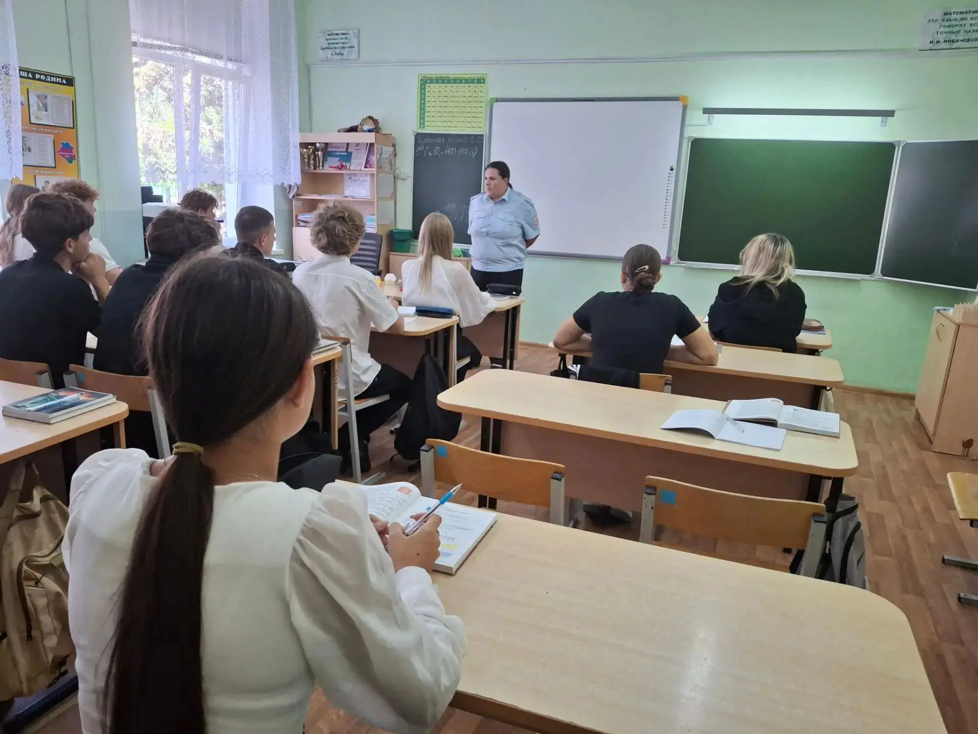 Сотрудник ОПДН Зайцева К.Г. провела важную профилактическую беседу с учениками 10 класса.