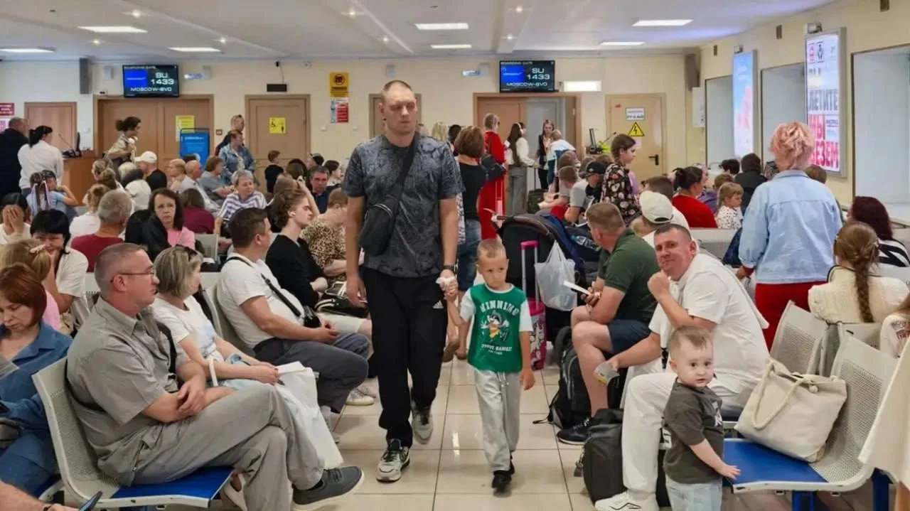 🛫Пассажиры рейса Барнаул - Сочи провели ночь в аэропорту из-за задержки вылета на сутки