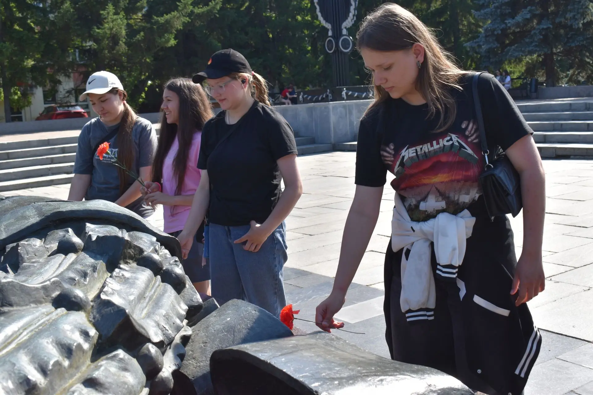 22 июня. День памяти и скорби.
Ребята из нашего Центра пришли к Вечному огню. Возложили цветы. Посто
