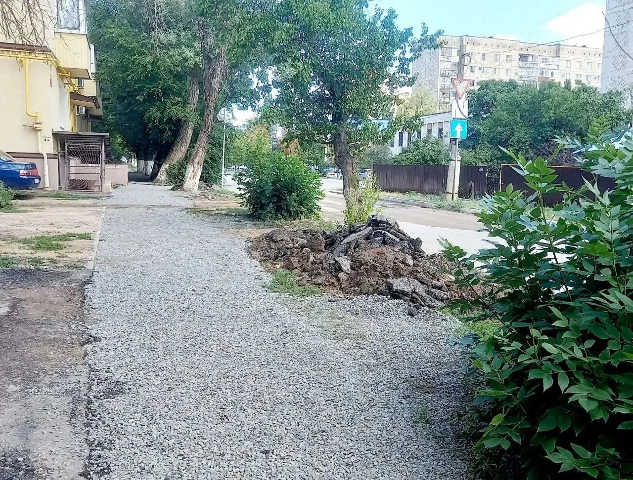 📷Бригадой Теплосетей выполняется ремонт покрытия тротуара по ул.Российской в районе домов 58а и 60.