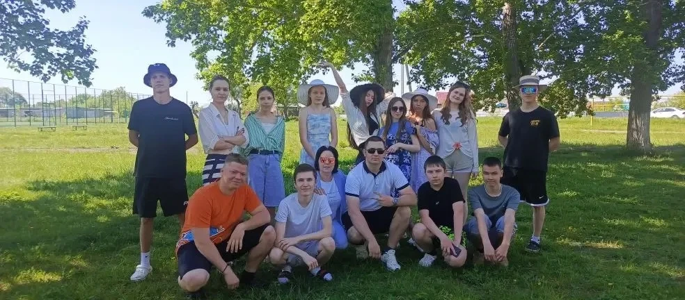 ✅В свой последний учебный день ученики 11 класса решили устроить праздник и пришли в школу в пляжной