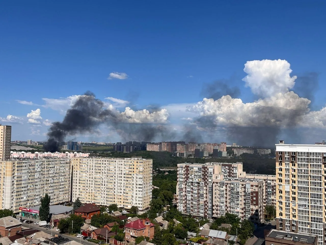 Небо над Пролетарским районом Ростова заволокло дымом из-за пожара в частном доме.

Возгорание произ