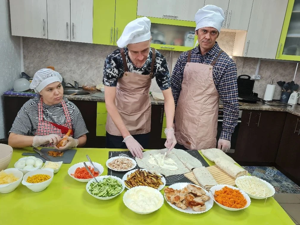 🙌На кулинарном занятии проживающие приготовили шаурму - самое популярное блюдо из рест...