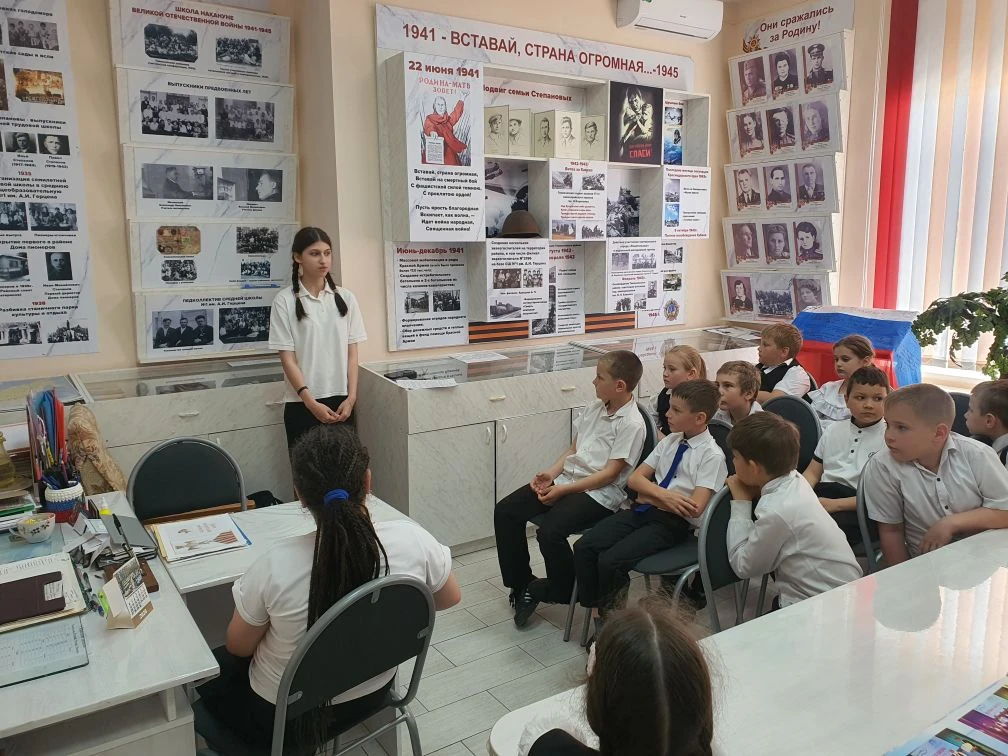 УРОК МУЖЕСТВА   ✏️На прошлой неделе у учащихся 2 "Г" класса прошёл урок мужества, посвящённый юным з