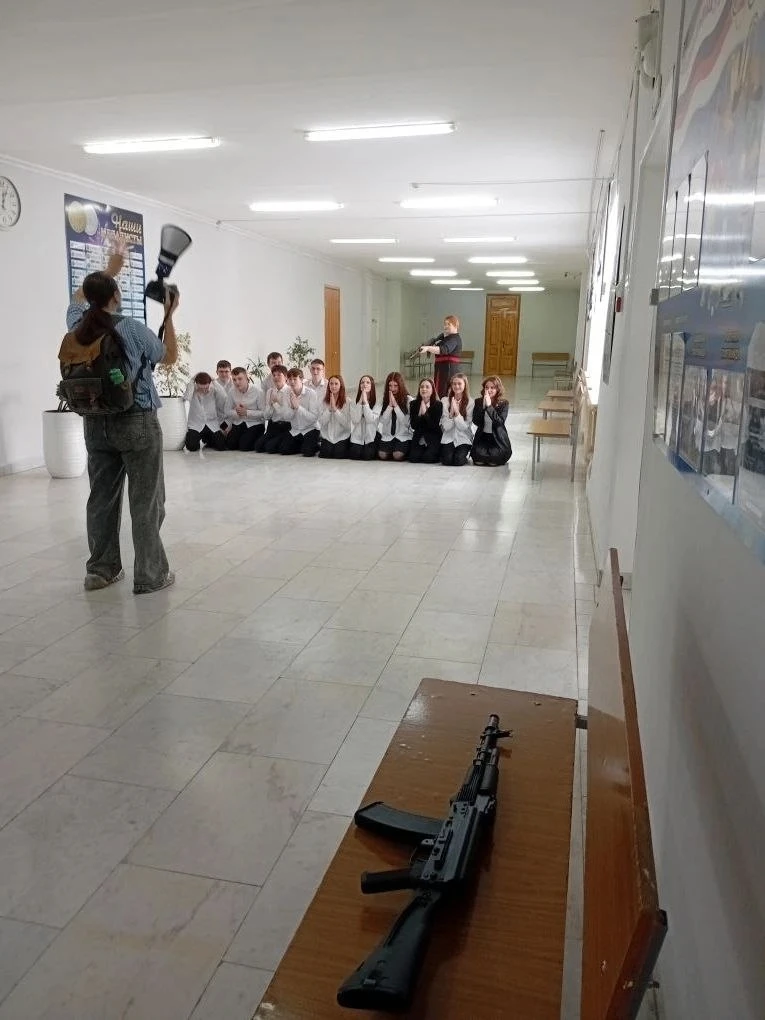 Челябинская учительница поставила школьников на колени и направила на них автомат Такую сцену устрои