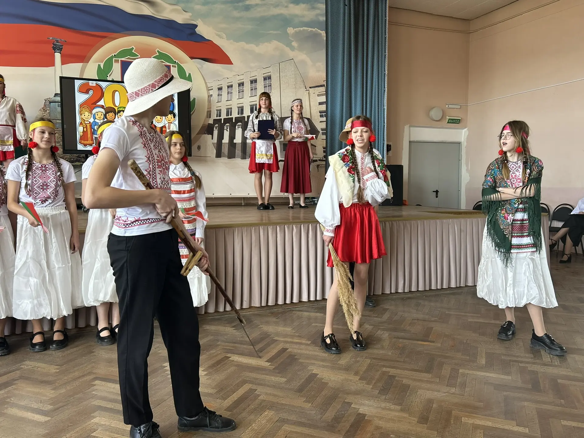 🇷🇺Фестиваль «В дружбе народов — единство России» набирает обороты — теперь выступают ученики 7‑х и 8