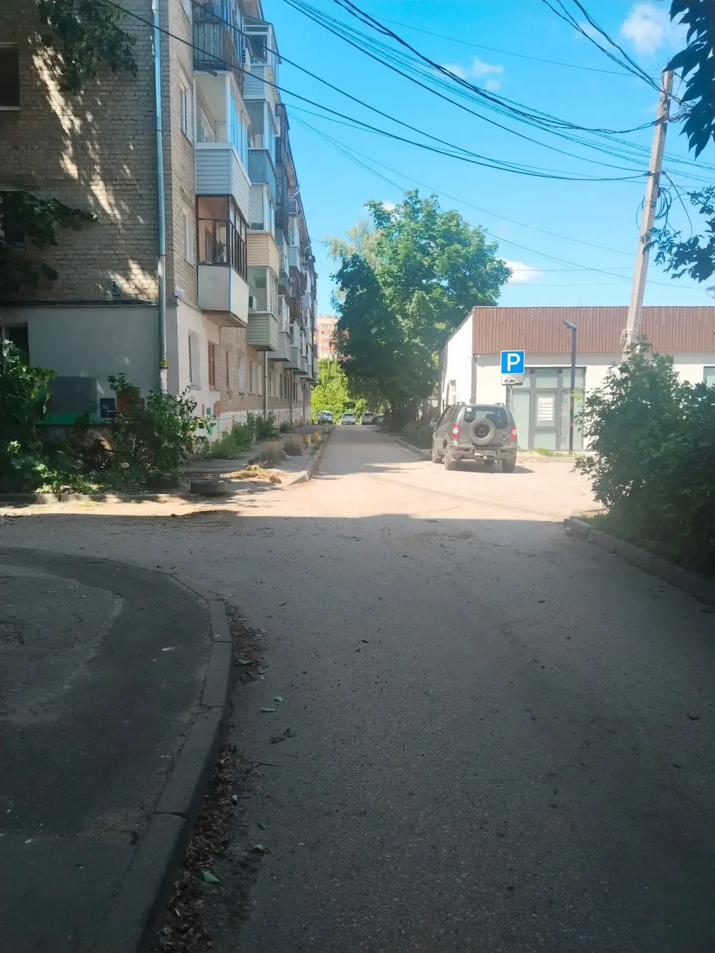 📍Работы по благоустройству придомовых территорий продолжаются. Провели опиловку деревь...