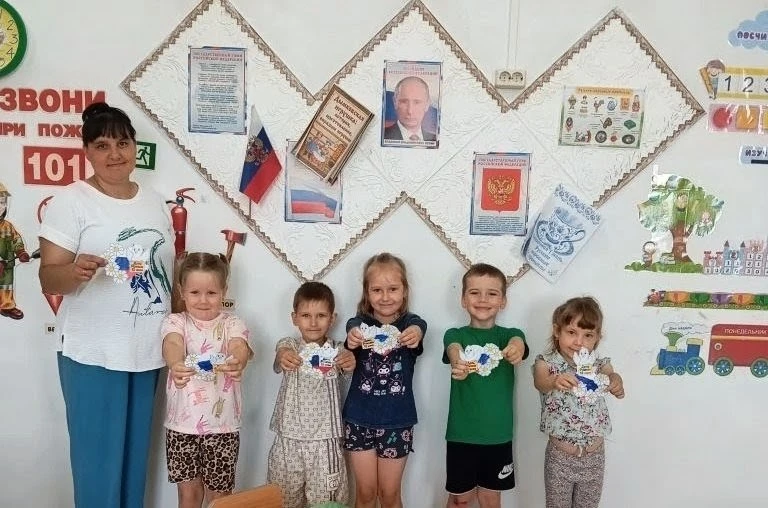 Нет страны моей прекрасней 🇷🇺—
Сень лесов и синь озёр,
Даже воздух дышит счастьем
У подножий мощны