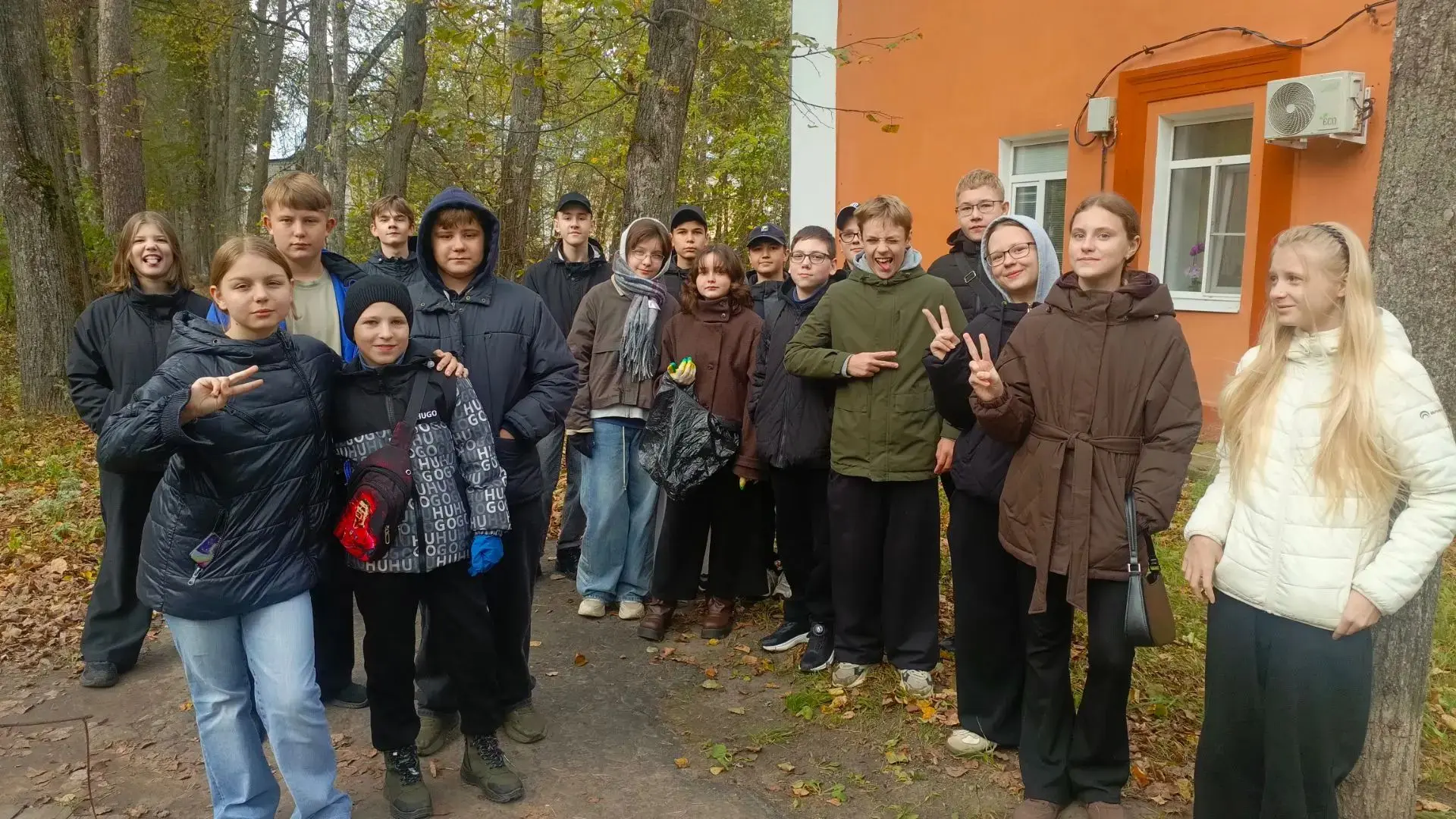 «Субботник: 7 «Г» навёл порядок на Цветочном бульваре — мусор убран, территория чище!»