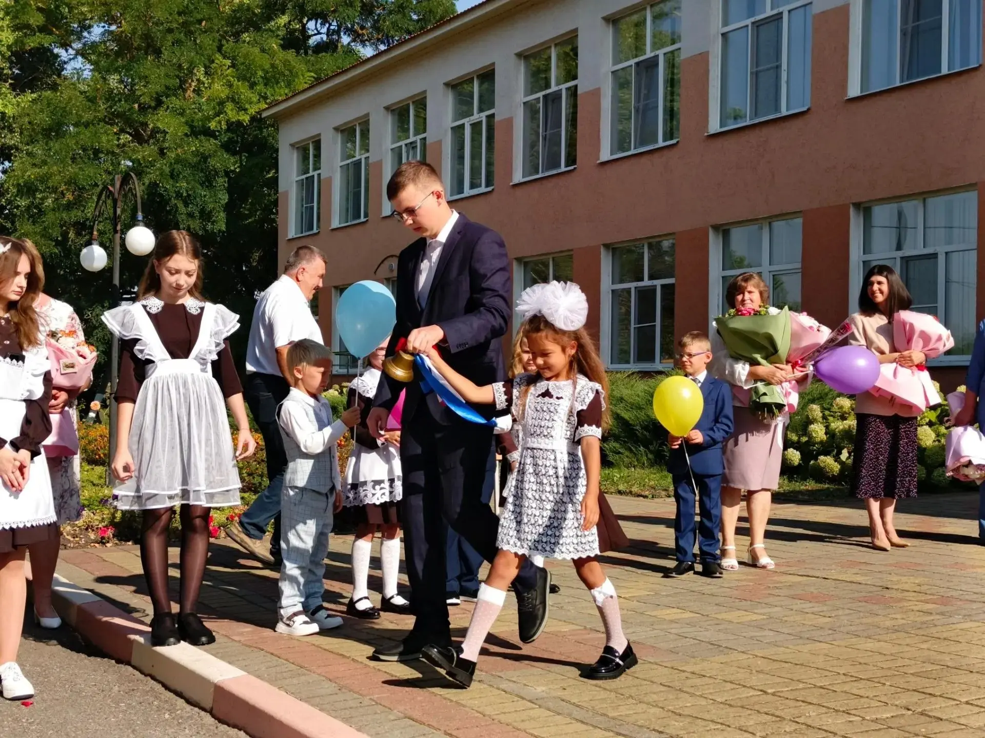 🔔Путь начинается с первого звонка: в нашей школе прозвенел День знаний!
