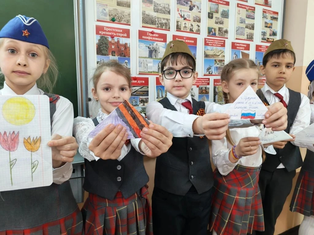 🕊💌Письма добра для военного госпиталя!  🕊💌Наши ученики из 4Е, 2Г, 7Д, 3В и 1Д классов написали письм