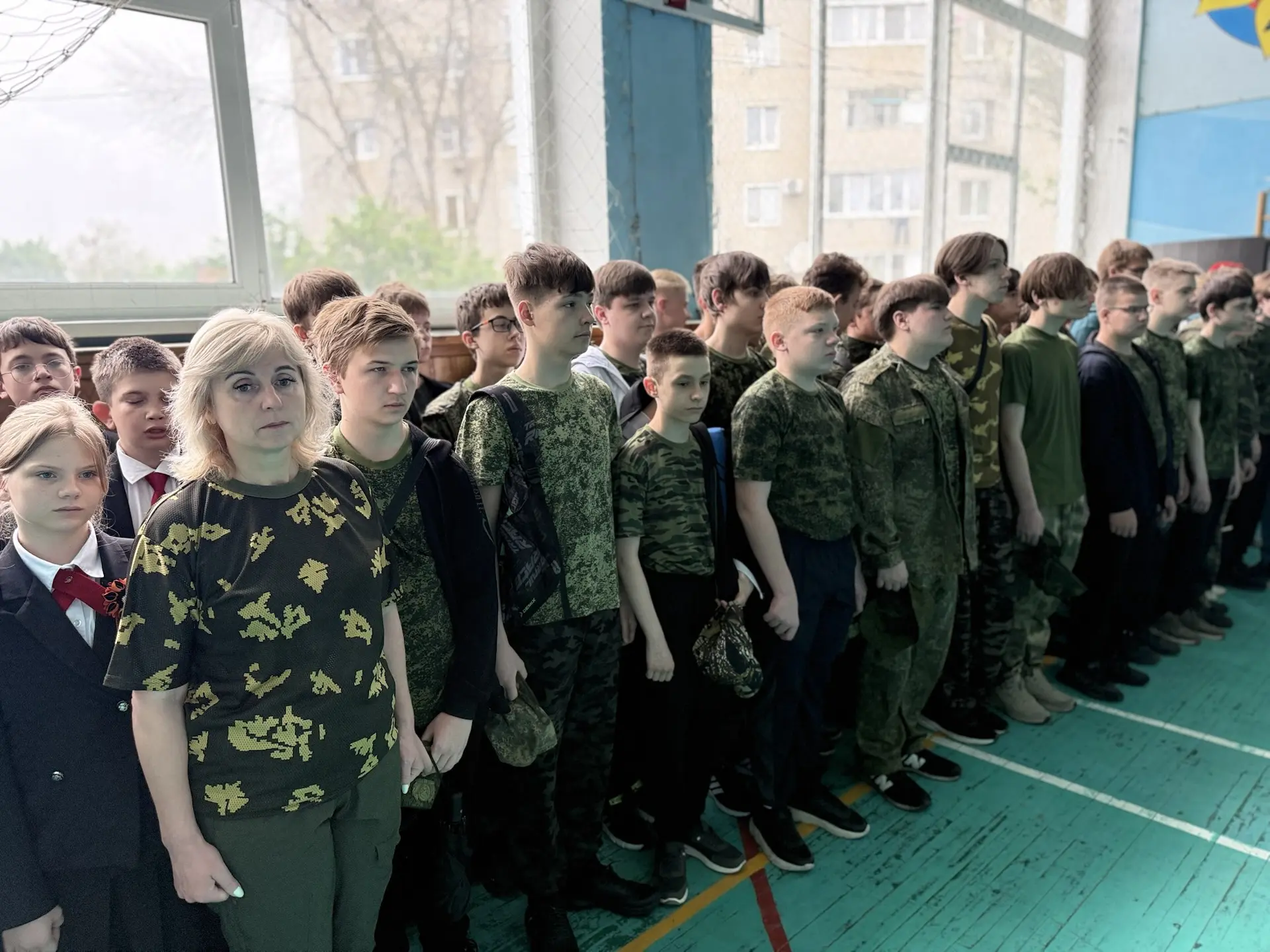 🇷🇺 Понедельник в гимназии — и сразу с особой торжественностью! 🎓  Сегодня мы начинаем последнюю учеб