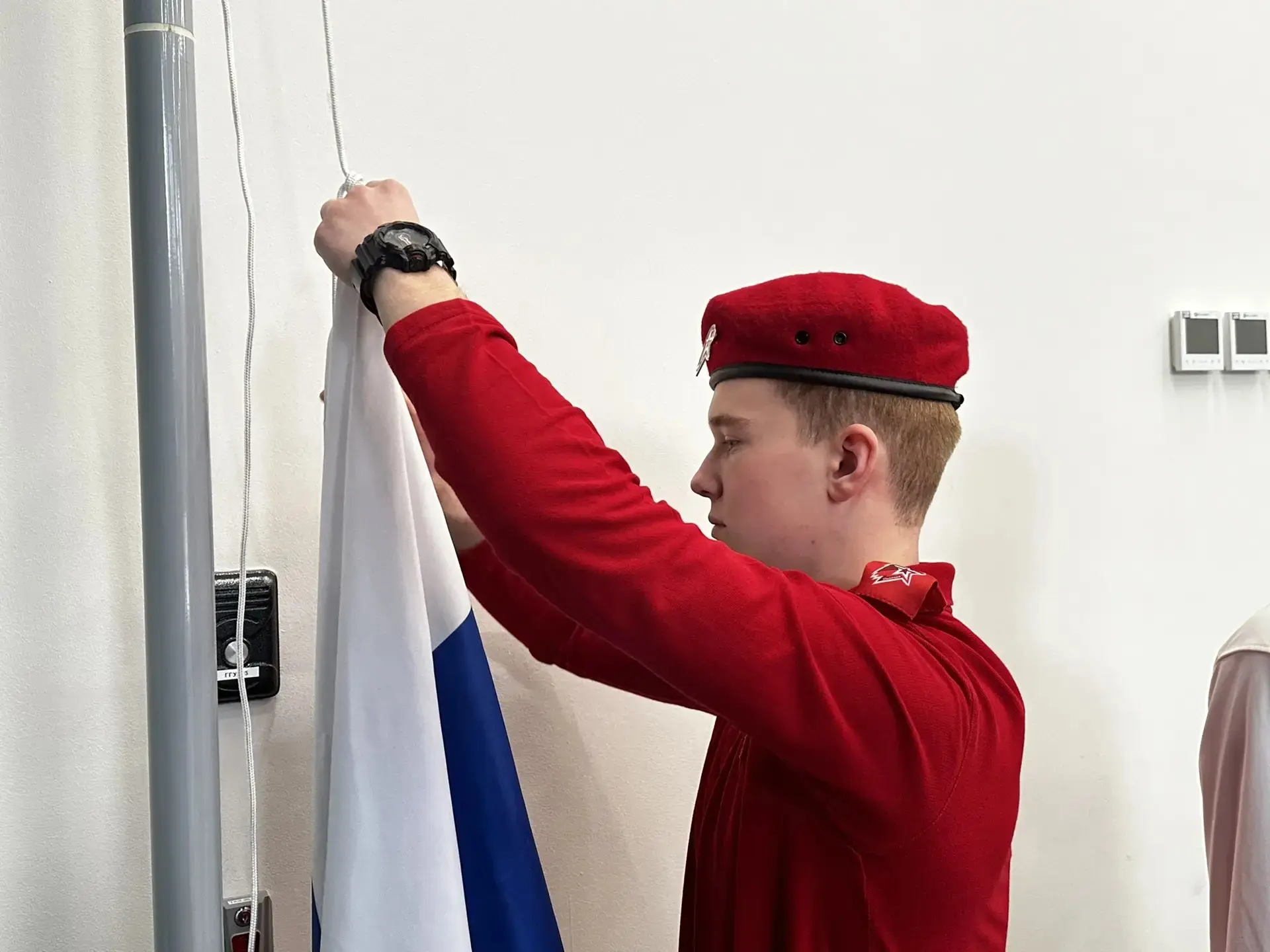 🇷🇺 Мы начинаем неделю с главного символа страны!  Понедельник в нашей школе — это не просто уроки. Э