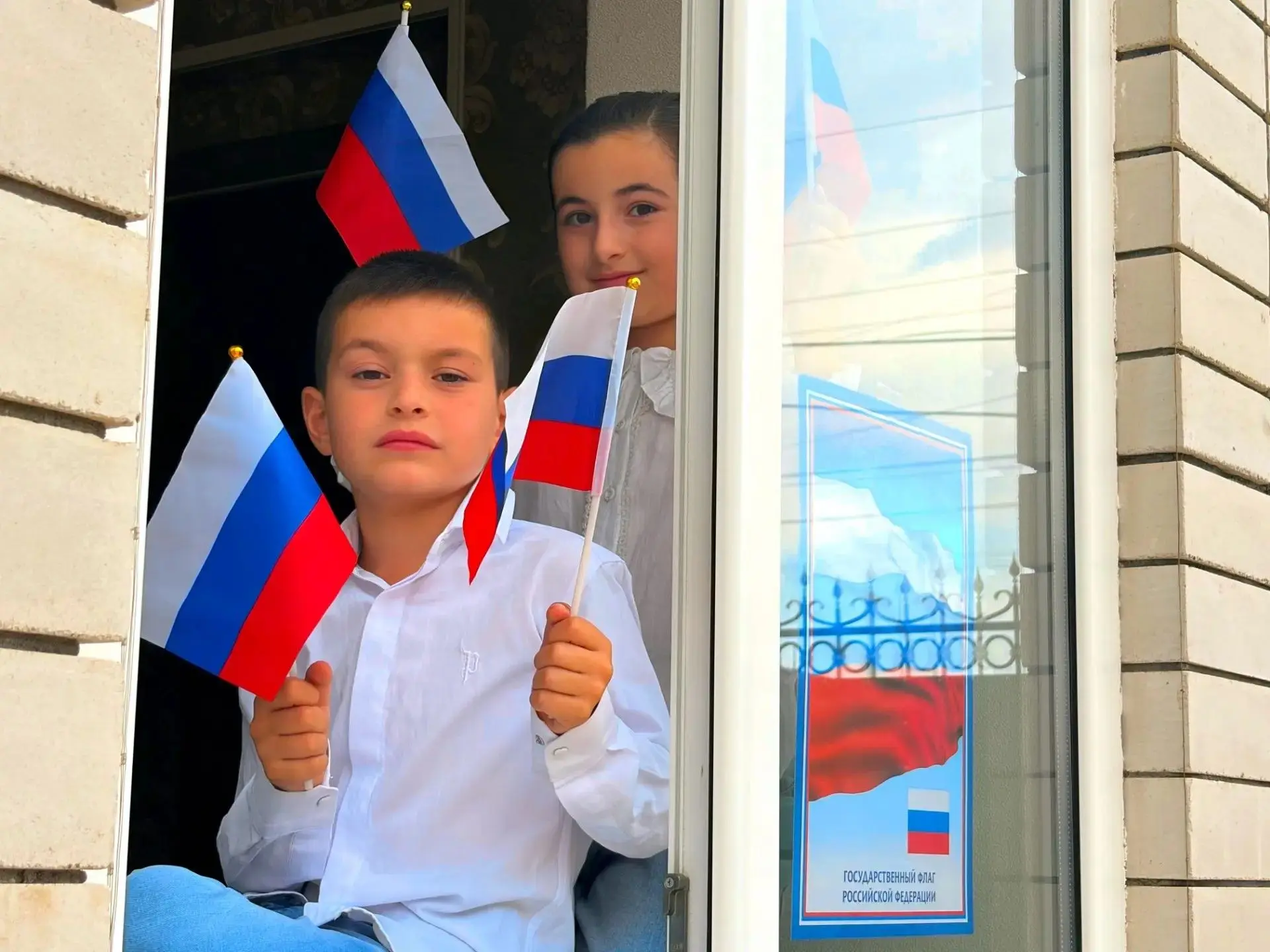 В преддверии Дня Государственного флага Российской Федерации учащиеся МКОУ «СОШ № 1 с.А...