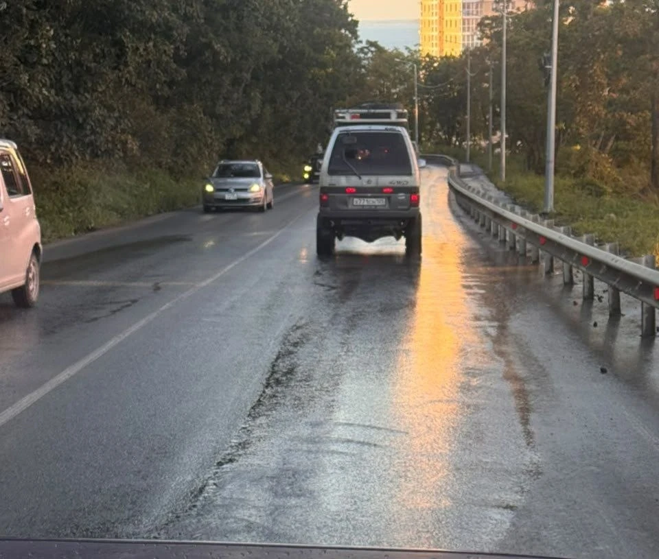 Граждане заметили сброс воды со строек на дорогу улицы Борисенко. Задали вопрос строите...