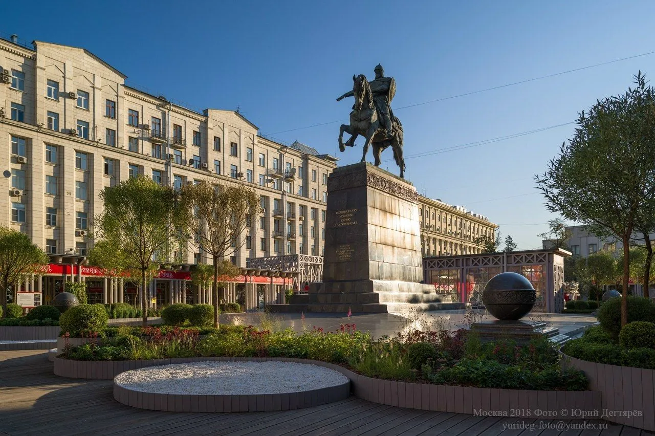 🏛 Памятник Юрию Долгорукому
#ТверскойРайон

📌 Интересная деталь композиции: князь изображён верхом