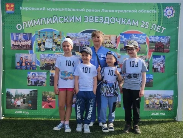 Спорт ребятам  очень  нужен!
Мы со спортом крепко дружим!
Он  нам плечи расправляет,
Силу, ловкость 