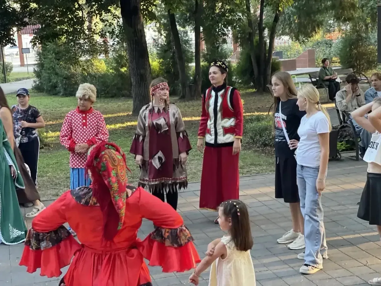 Сегодня в Северском парке культуры и отдыха прошел яркий районный фестиваль «Яблочная ф...