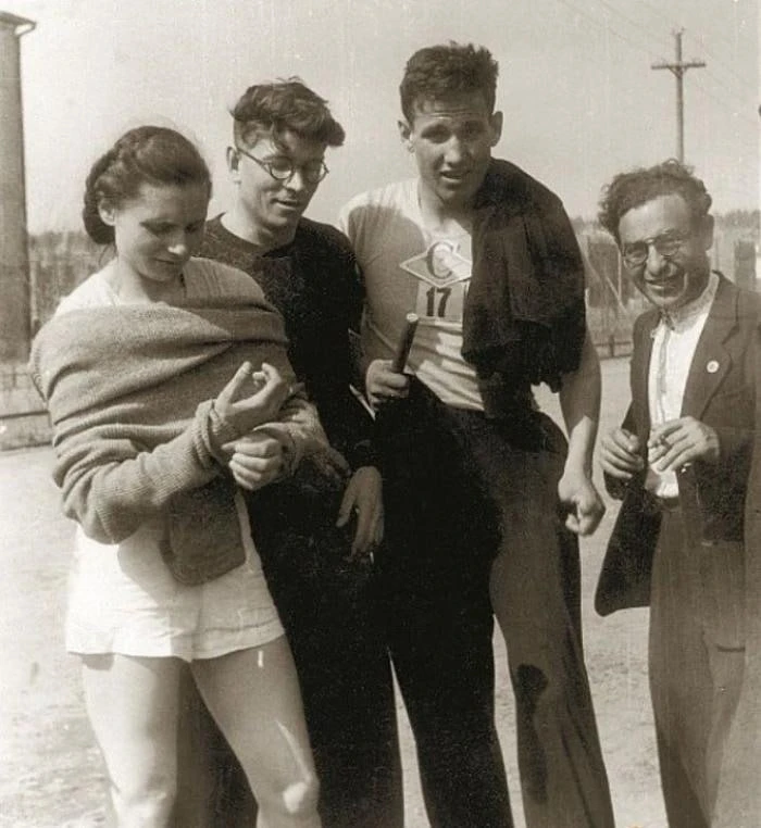 Бopиc Eльцин (нa фотогpaфии самый высокий) с приятелями, Cвepдловcк, 1950–e.