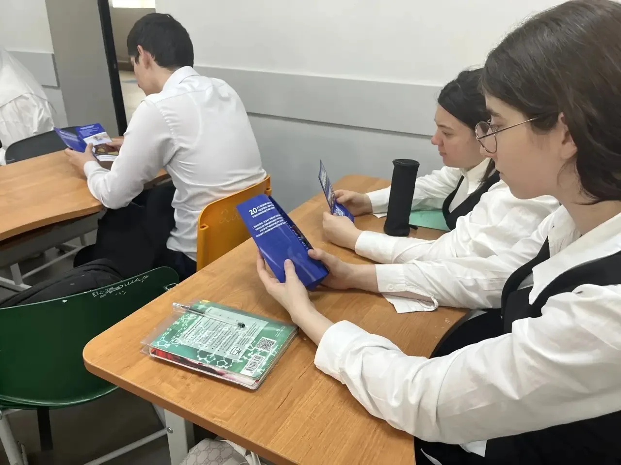 Сотрудники гуманитарно-педагогического колледжа провели профориентационные беседы с девятиклассникам