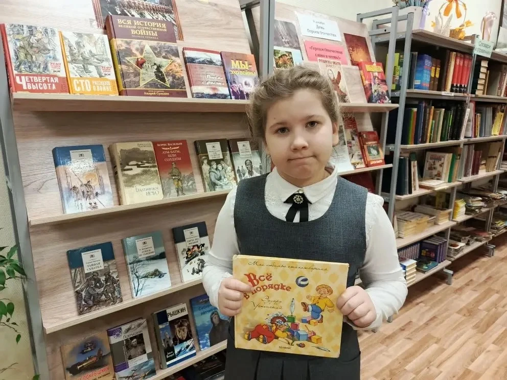 Акция «Подари книгу» 📚  Школьники дарят книги нашей библиотеке!  У нас замечательная новость! Наша б