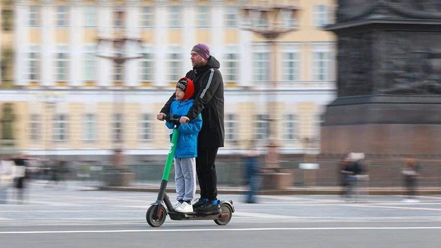 Взрослому и ребёнку на одном электросамокате ездить запрещено