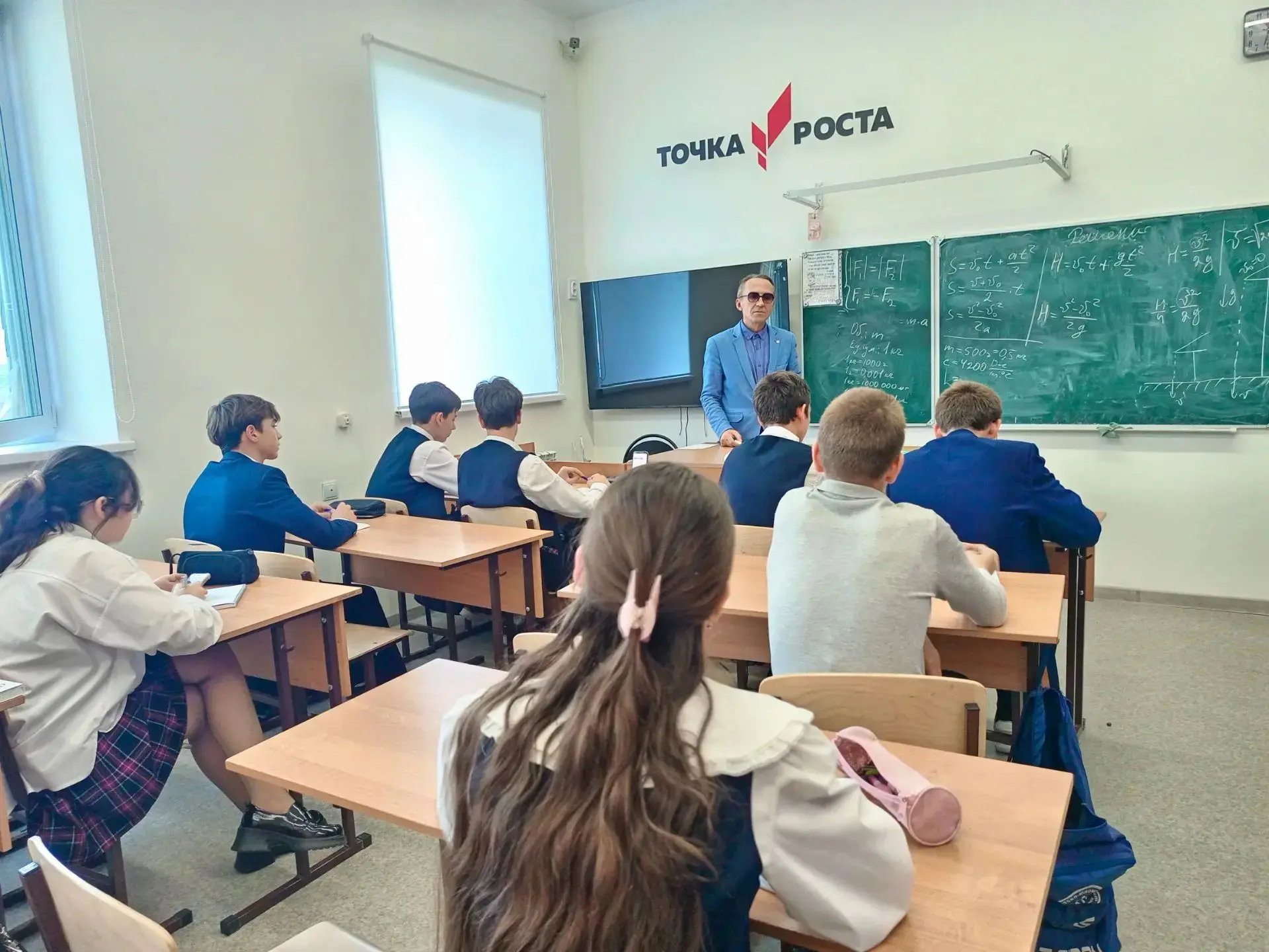 Сегодня в школе состоялось очередное занятие кружка по физике (учитель Корунов А. Н.), ...