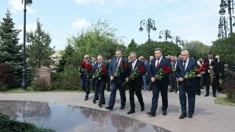 🔥 В Астрахани делегация Азербайджана возложила цветы к Вечному огню  Гости почтили память героев Вел