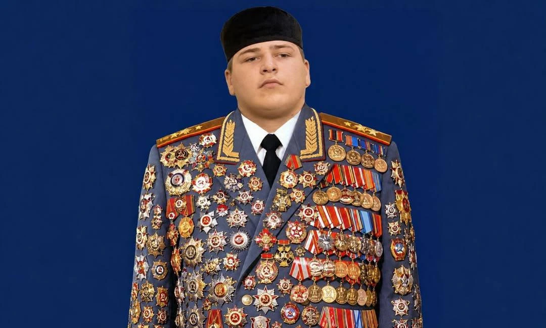 Адам Кадыров надел все свои награды*. 

*фото сгенерировано ИИ. Не мной, но если что, будем сидеть в