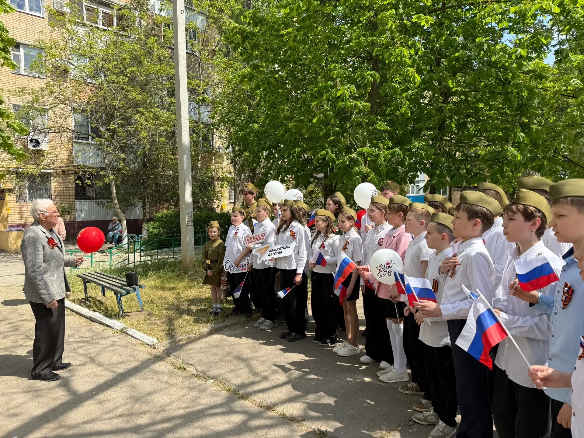 В преддверии великого Дня Победы — история, которую пишут наши сердца. ❤️  Сегодня учащиеся 1В, 5В и
