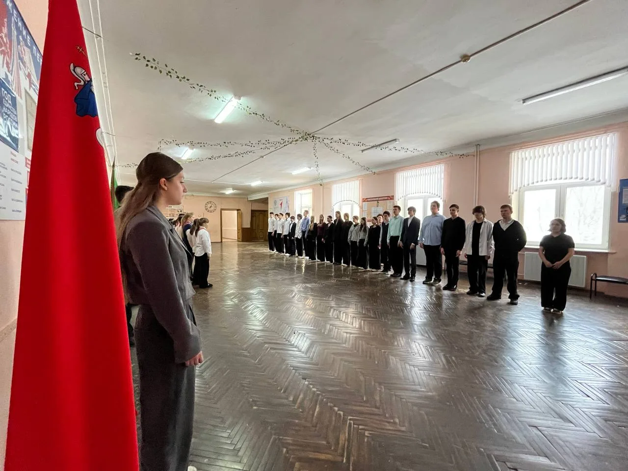 Утро понедельника традиционно началось с поднятия флагов. У всех прошли "Разговоры о важном". Тема: 