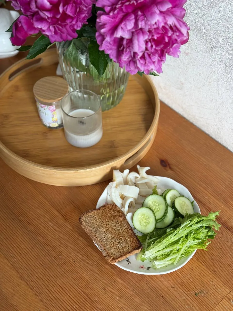 Нашла в магазине копченного кальмара, не самое вкусное блюдо, зато белковое, так что за...