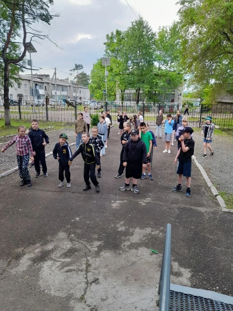 Сегодня в нашем лагере день начался с зарядки 💪☀️. Затем мы говорили о растениях 🌿🌾: разгадывали 